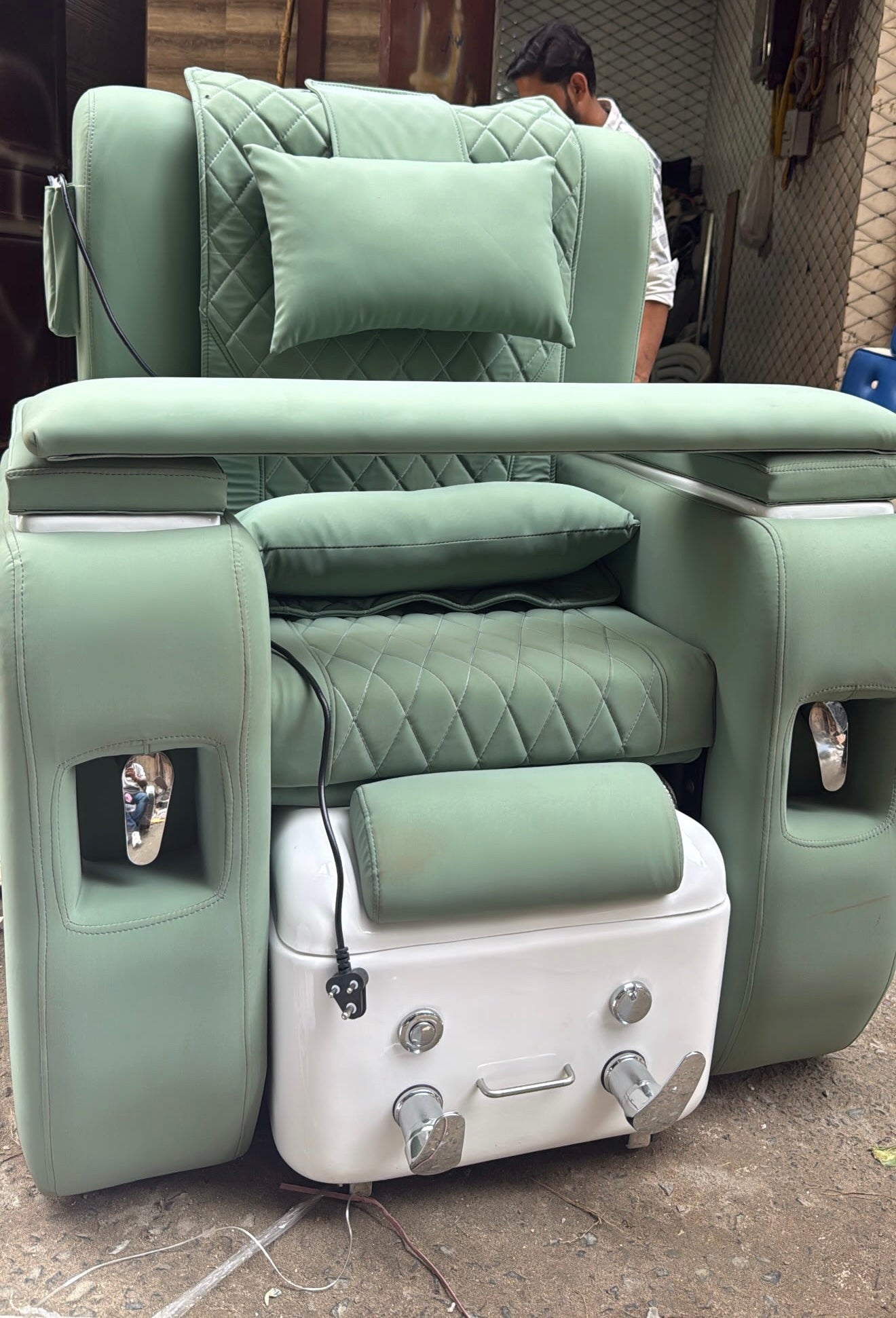 Robust Pedicure Chair With Massager